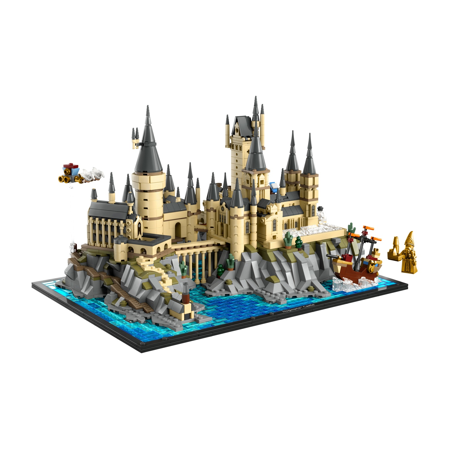 Un modello Lego del castello di Hogwarts con barca, treno e figura.