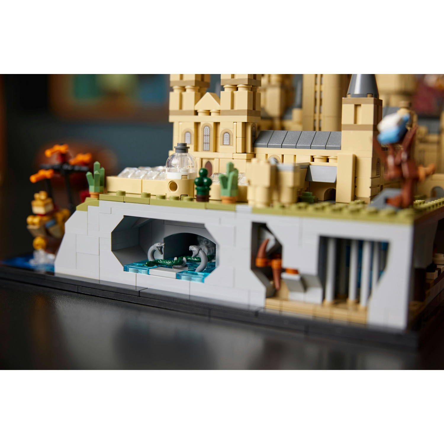 Modello Lego del Castello di Hogwarts con serpenti in un elemento acquatico.