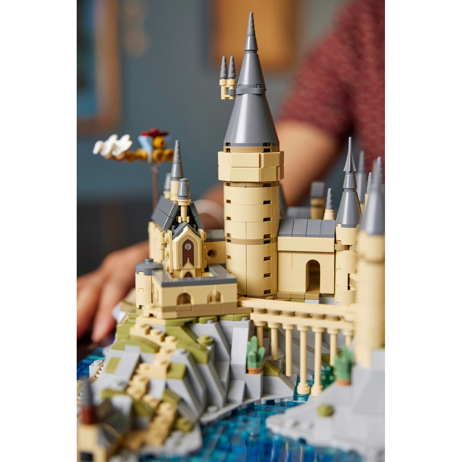 Un modello Lego del castello di Hogwarts con torri, merlature e cascata.