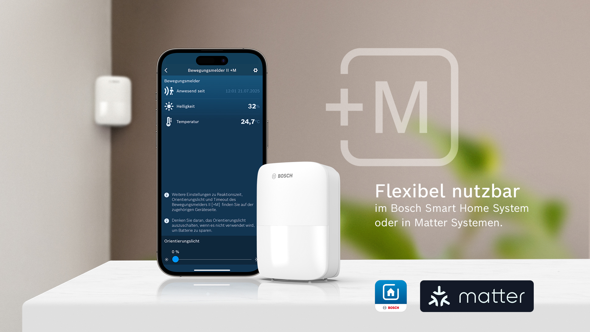 Ein weißer Bosch Bewegungsmelder mit App auf einem Smartphone, das die Daten anzeigt.