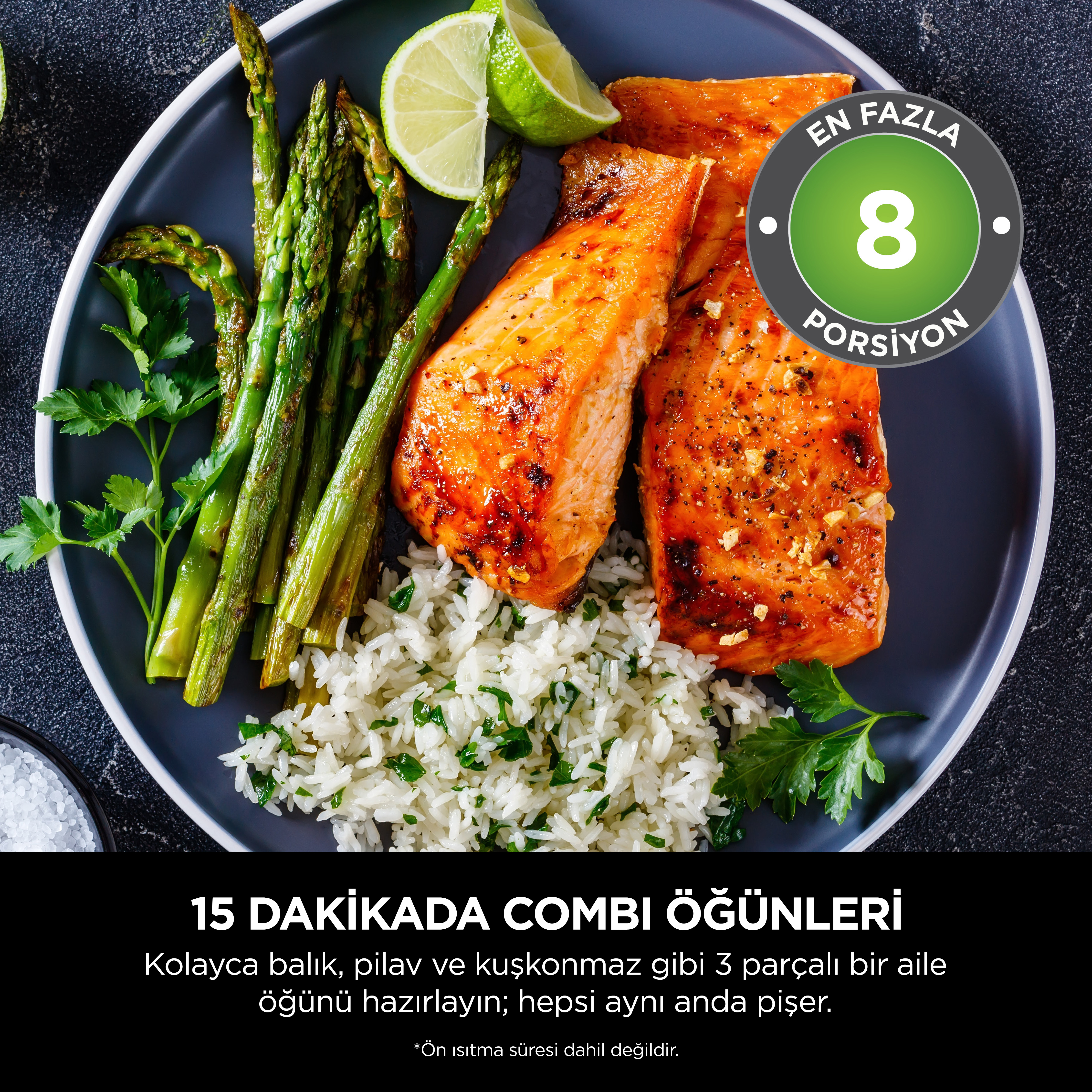 Pişmiş somon, pirinç, kuşkonmaz ve limon ile servis edilir.