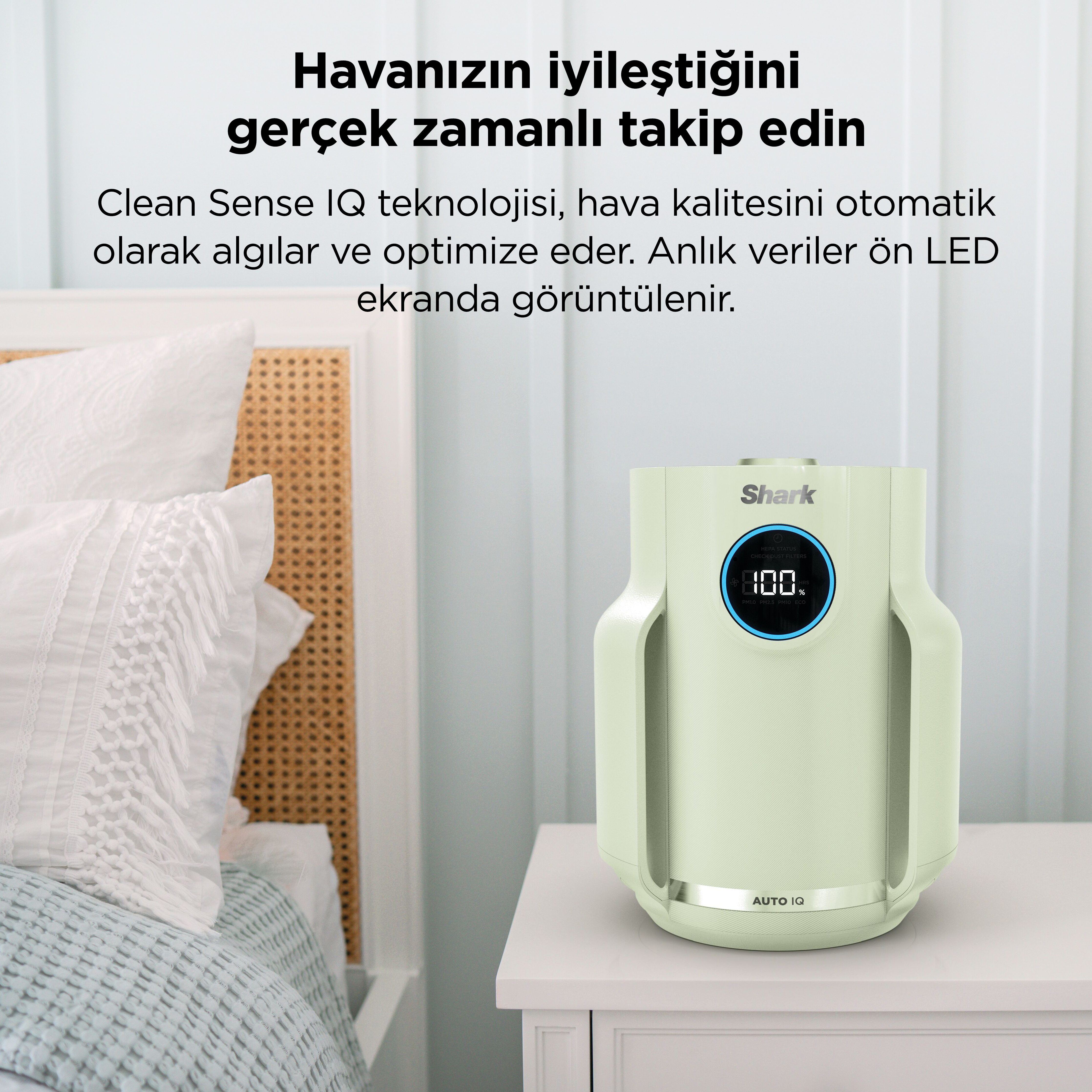 Açık yeşil hava temizleyici, yatağın yanındaki komodinin üzerinde.