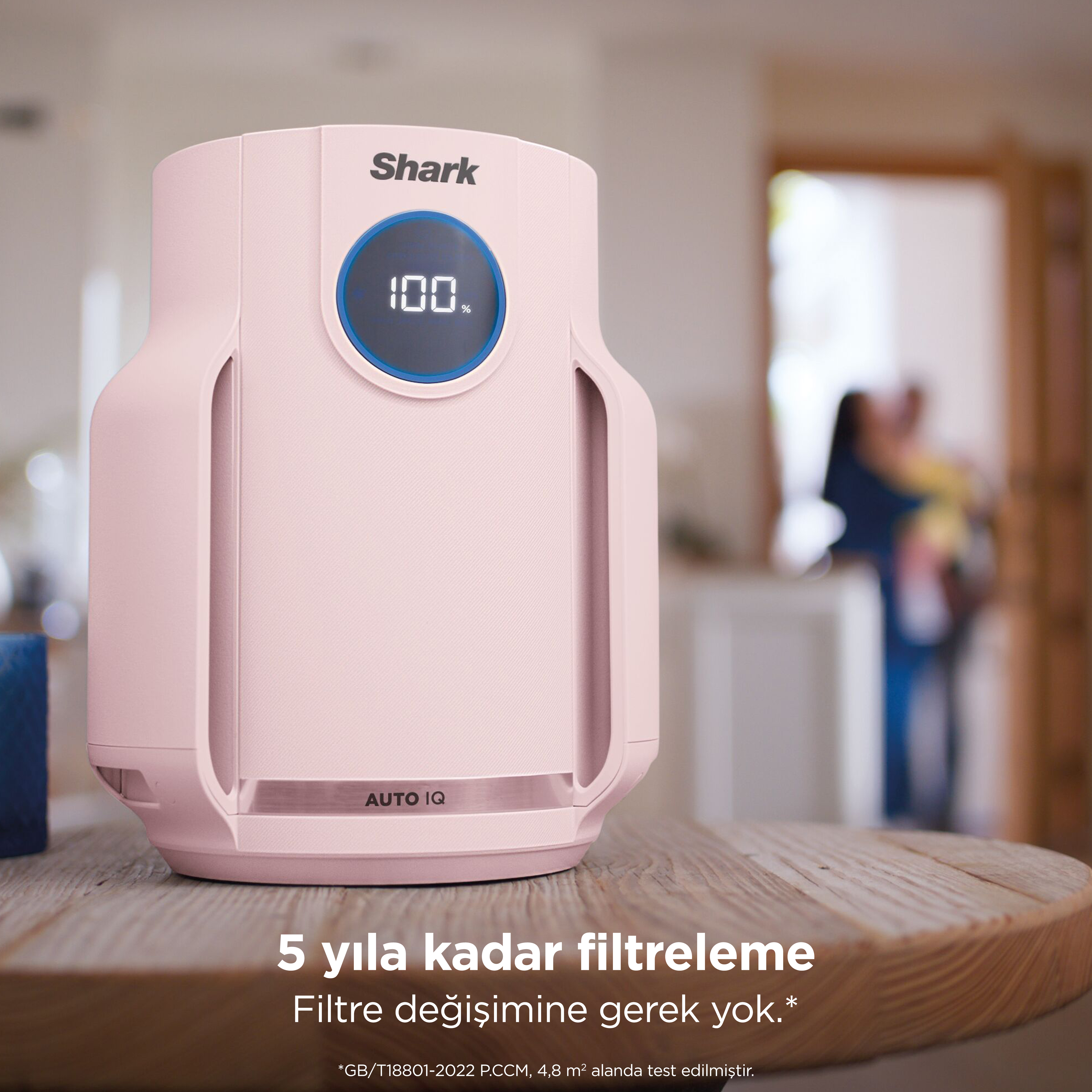 Auto IQ ve %100 göstergeli pembe Shark hava temizleyici.