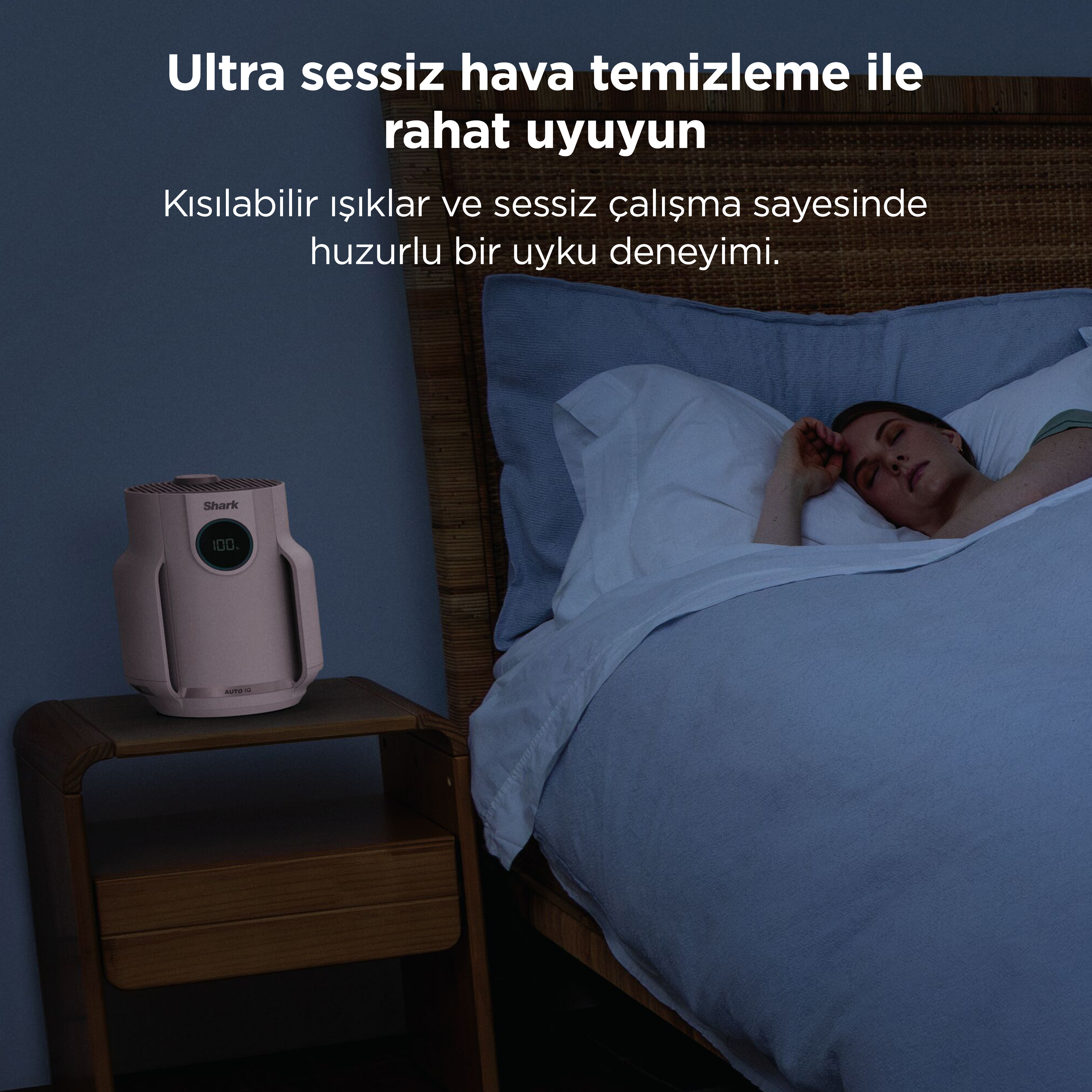 Pembe bir hava temizleyici, uyuyan bir kızın yanındaki komodinin üzerinde duruyor.