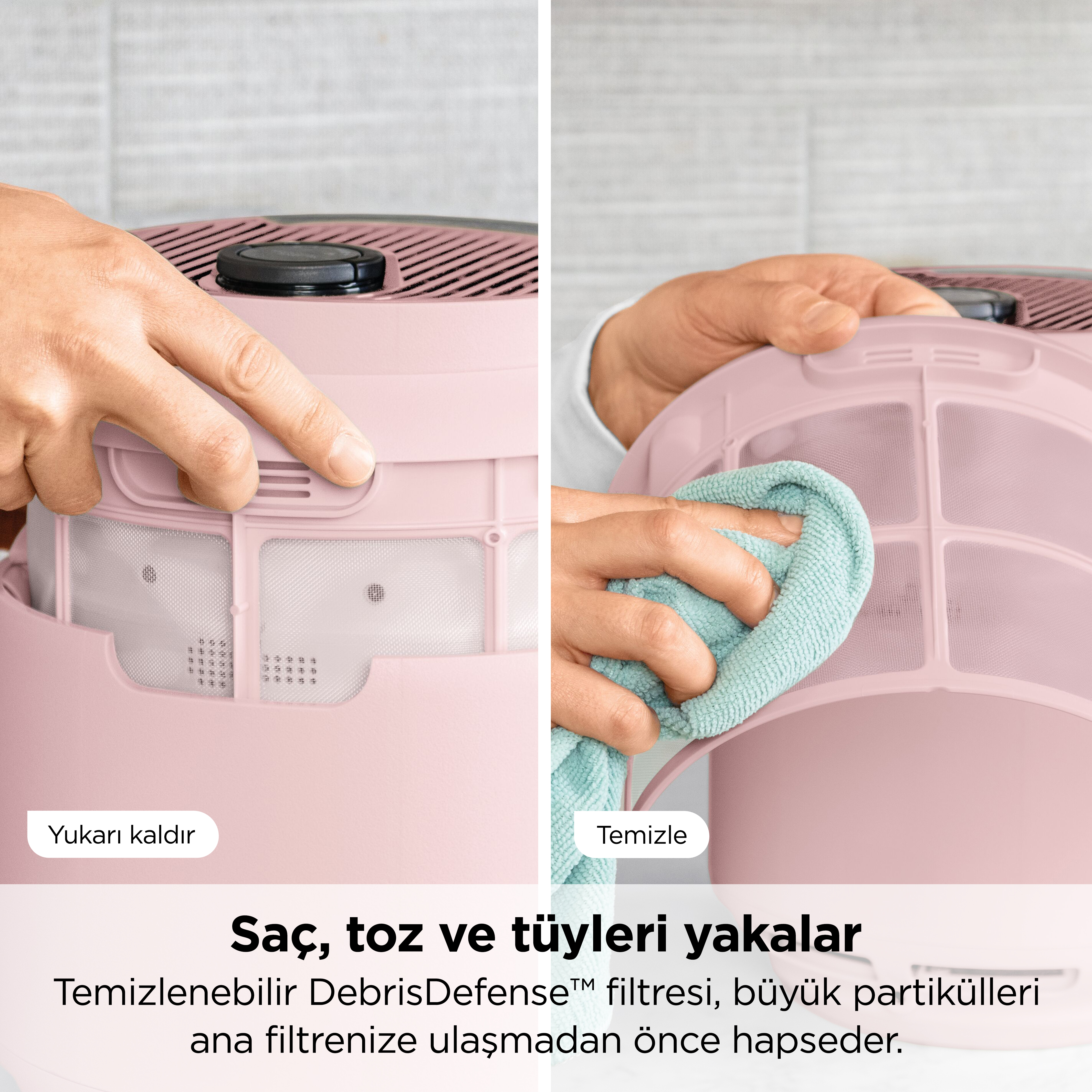 Bir el pembe filtreyi kaldırıyor, diğeri bezle temizliyor.