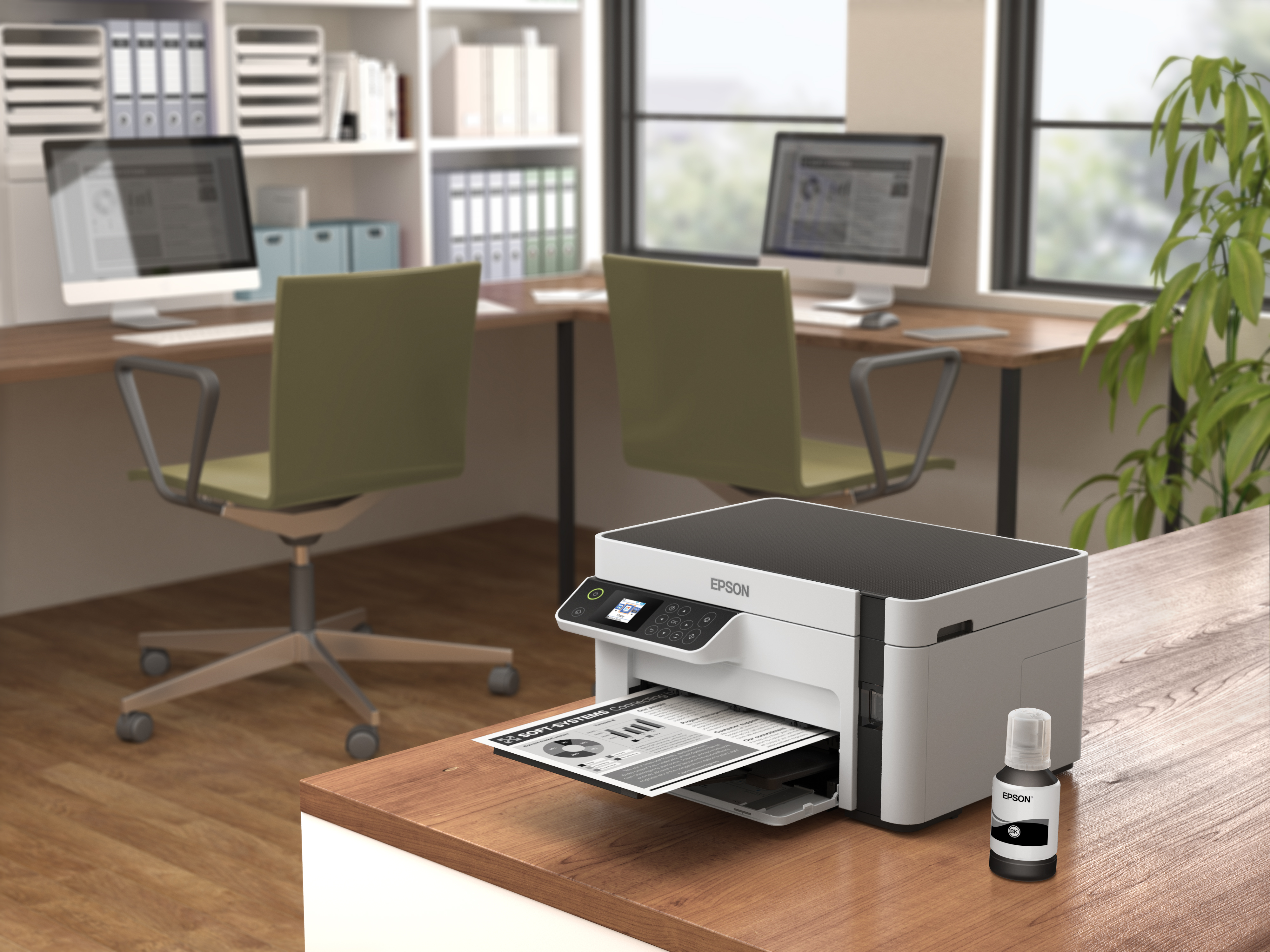 Ein Büro mit zwei Schreibtischen, Computern, Stühlen, einem Drucker und Tintenflasche.