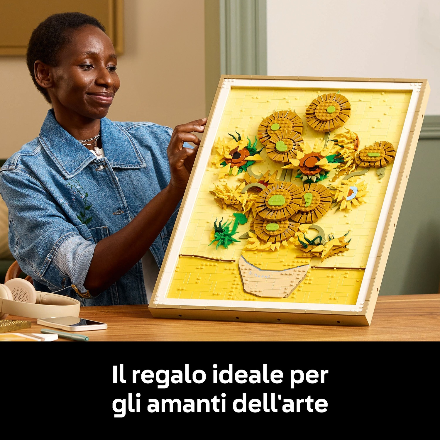 Una donna tiene una versione Lego dei Girasoli di Van Gogh.