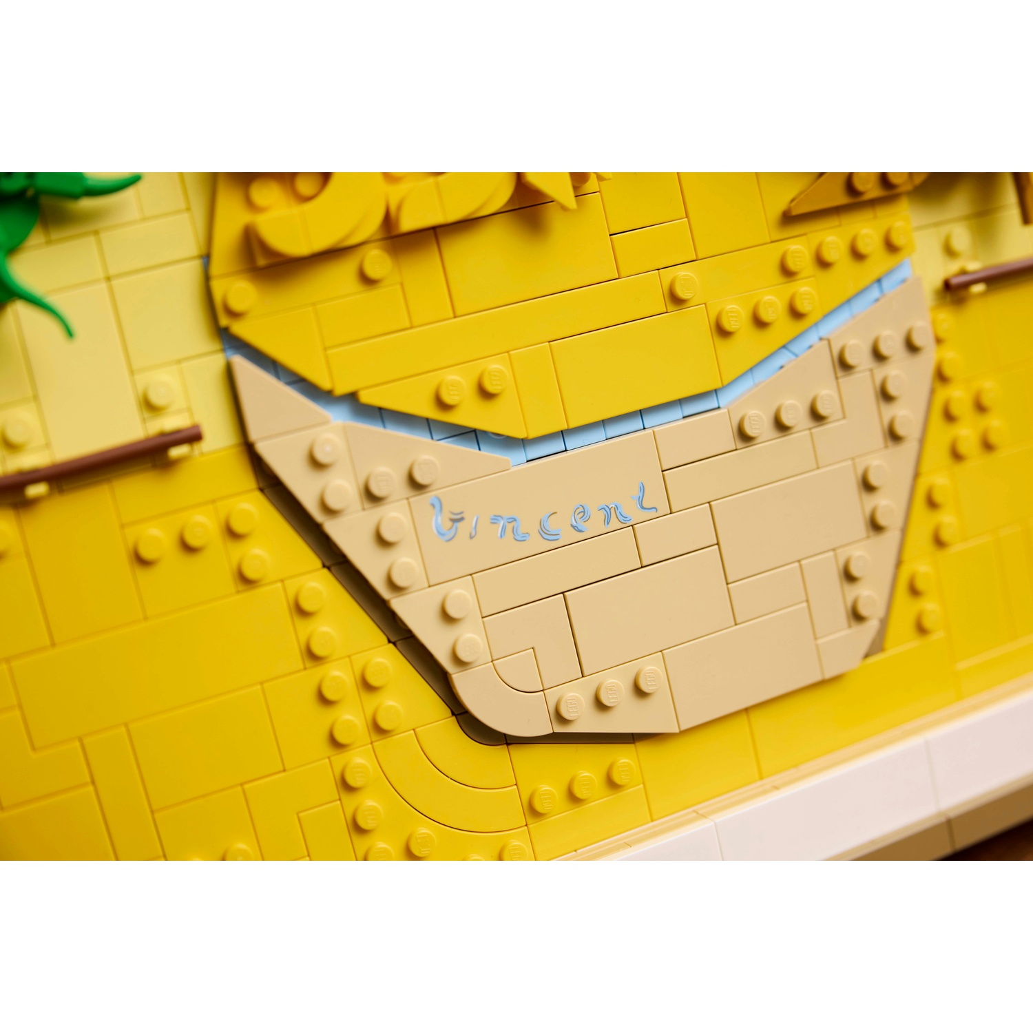 Un mosaico giallo Lego con il nome "Vincent" in lettere blu.
