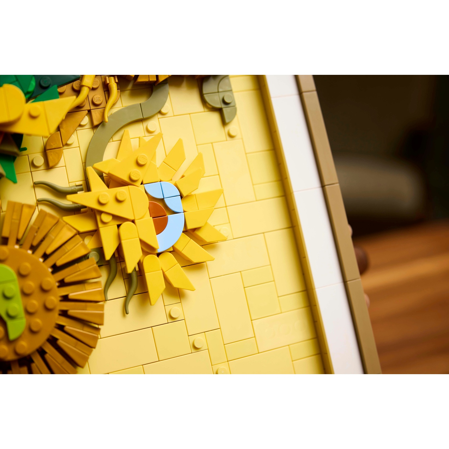 Girasoli LEGO fatti di mattoncini gialli e marroni su una piastra gialla.