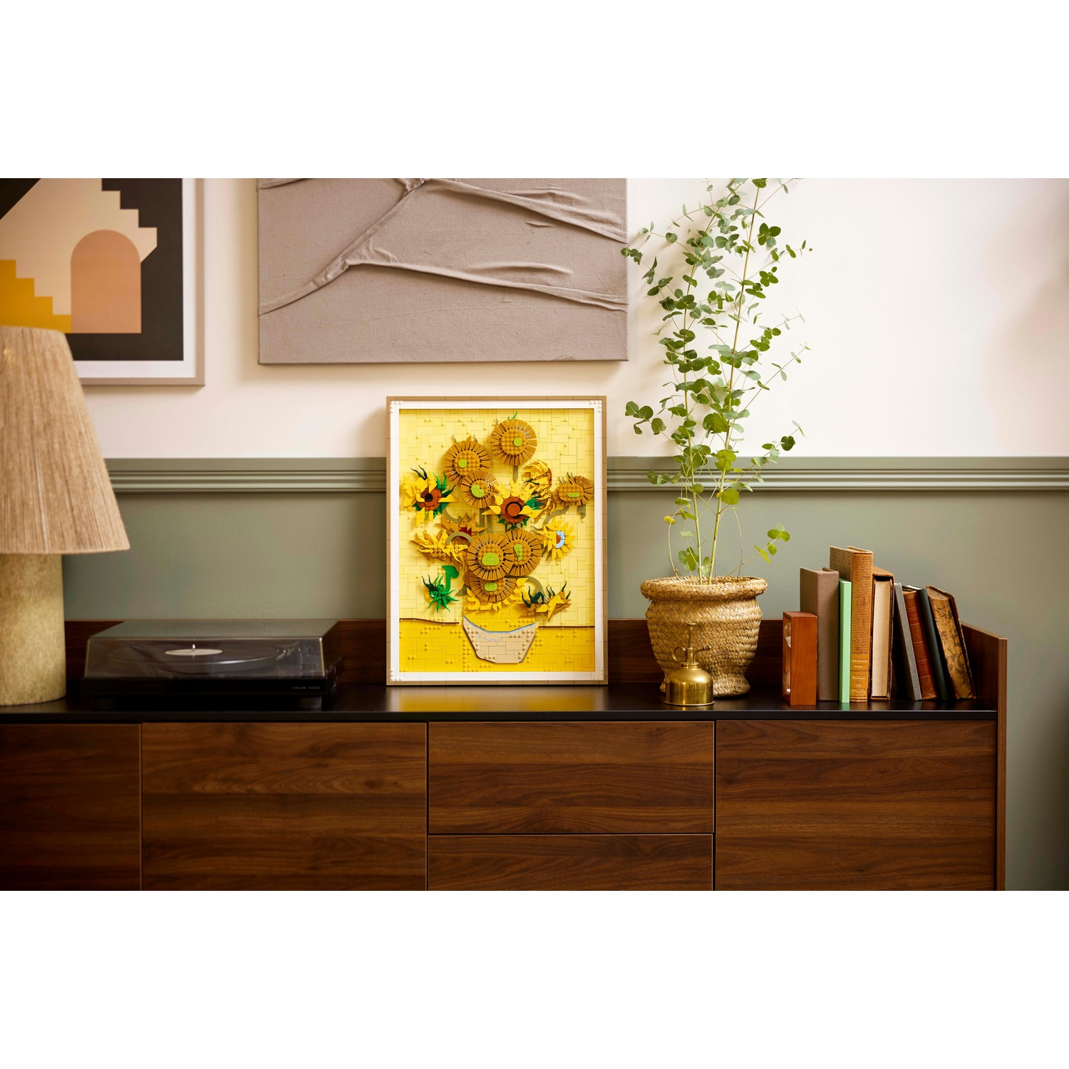 Un mobile in legno con opere d'arte, piante e libri.