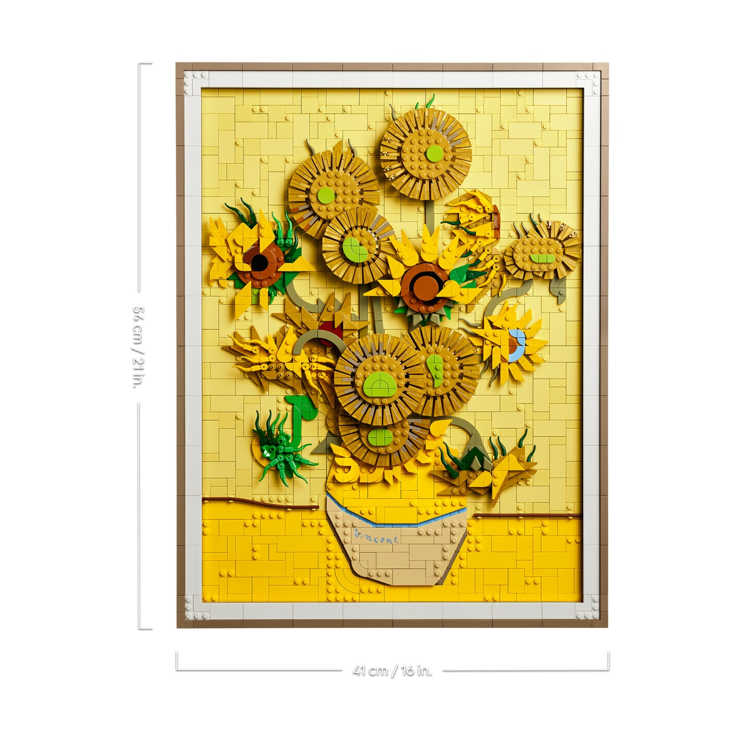 Un mosaico LEGO dei Girasoli di Van Gogh in un vaso su sfondo giallo.