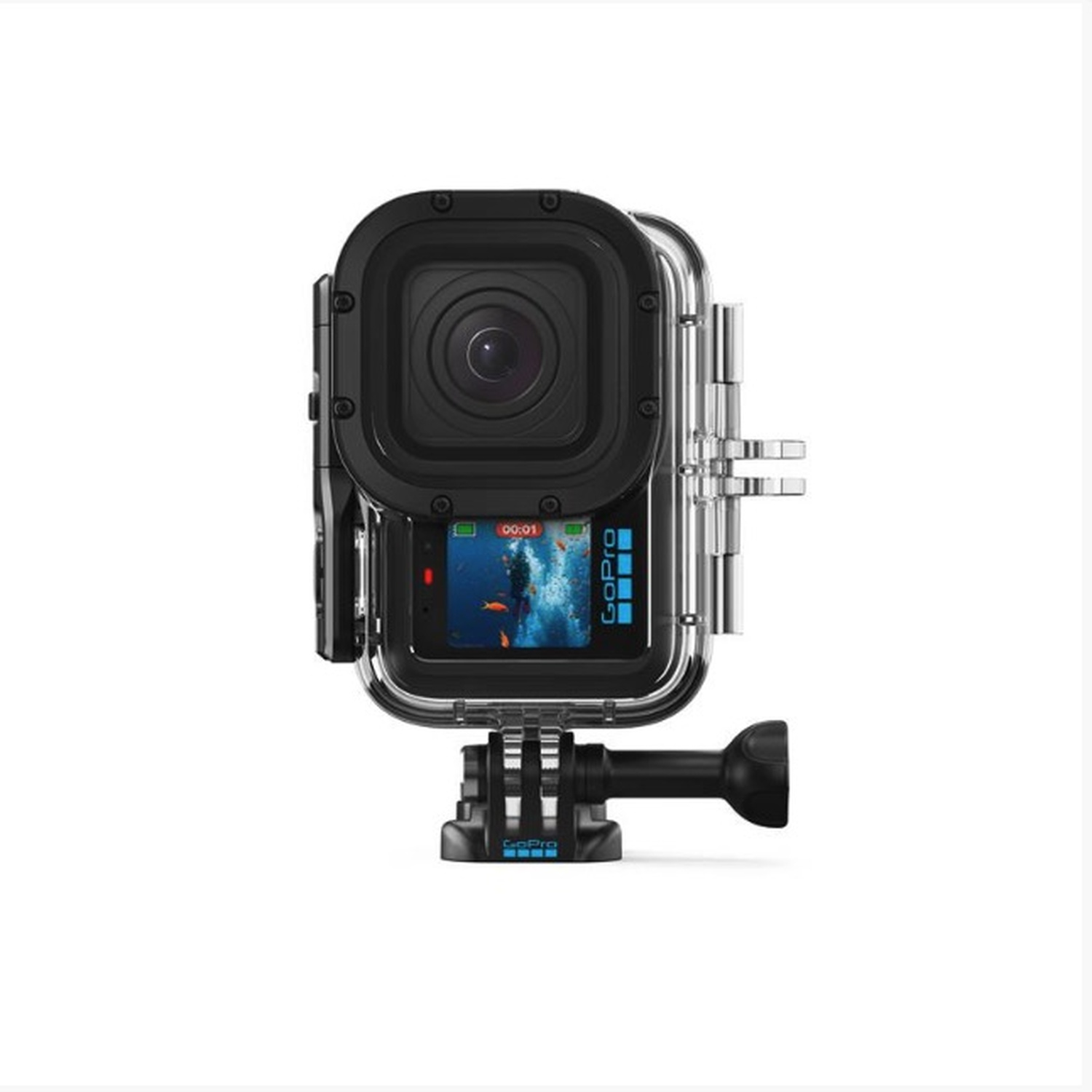 Una action camera GoPro nera in custodia impermeabile con schermo. Montata su un'impugnatura.