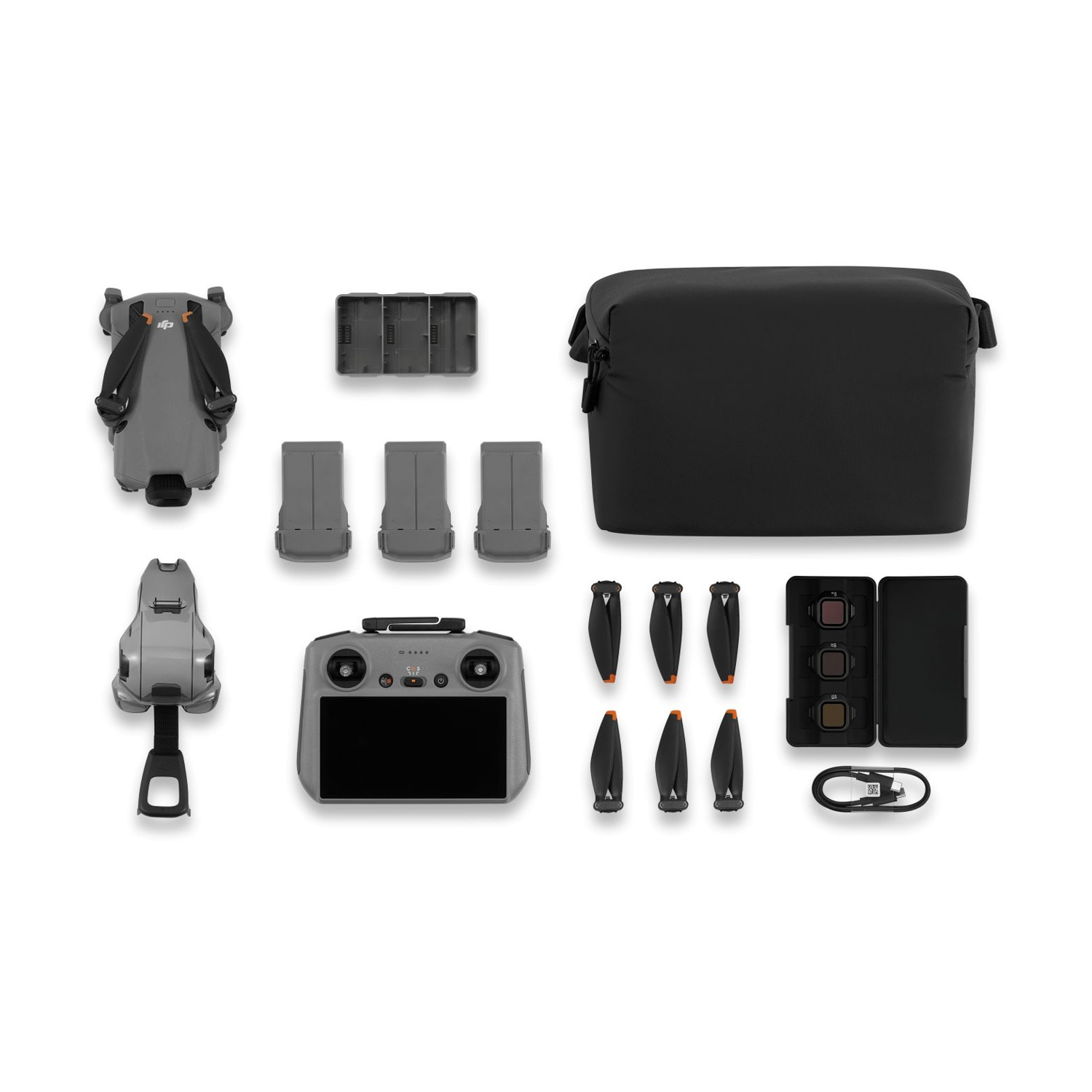 Drone, controller, batterie, eliche, filtri, cavo e borsa su sfondo bianco.
