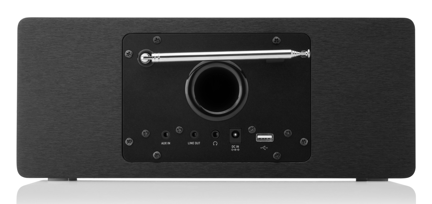 Egy fekete rádió hátoldala, antennával, csatlakozókkal és USB-porttal.