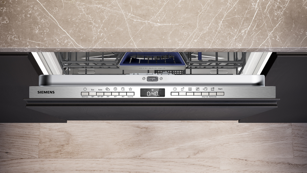 Gümüş kontrol panelli ve dijital ekranlı Siemens bulaşık makinesi.