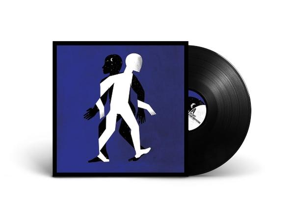 Schwarze Schallplatte neben Albumcover mit zwei stilisierten Figuren, eine weiß, eine schwarz.