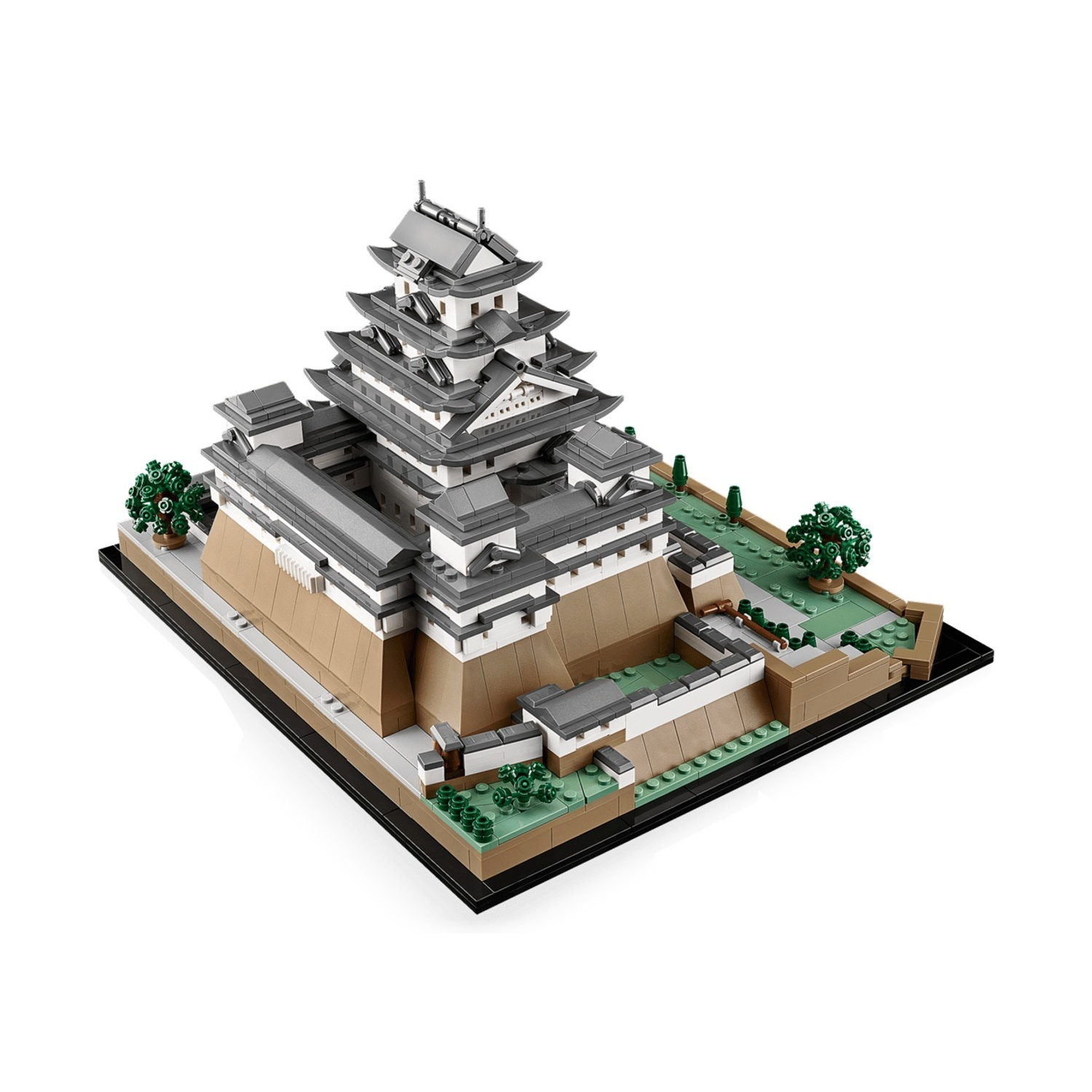 Un dettagliato modello Lego di un castello giapponese, con tetti grigi e muri bianchi.