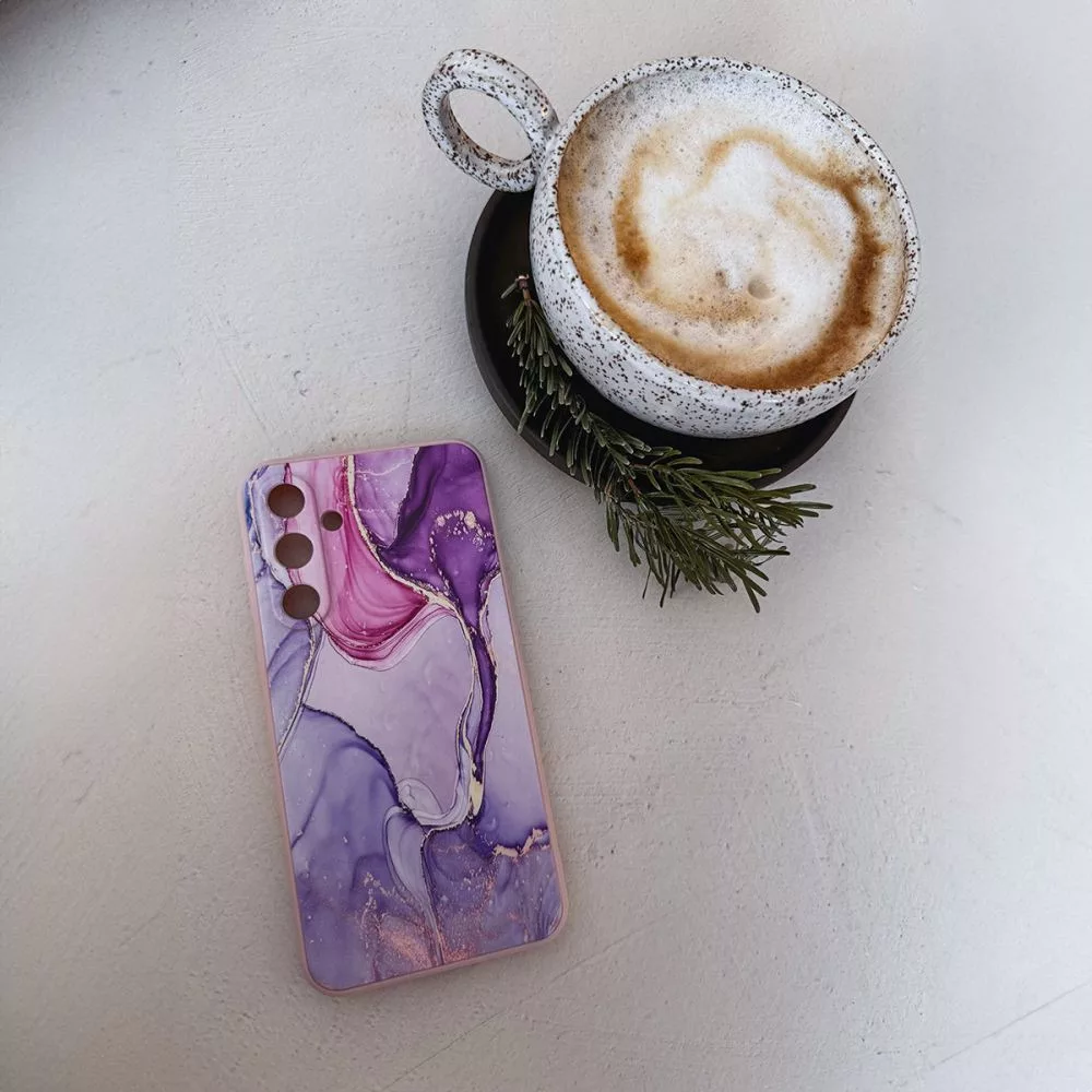 Lila márványos telefontok egy latte kávés csésze és rozmaringág mellett.