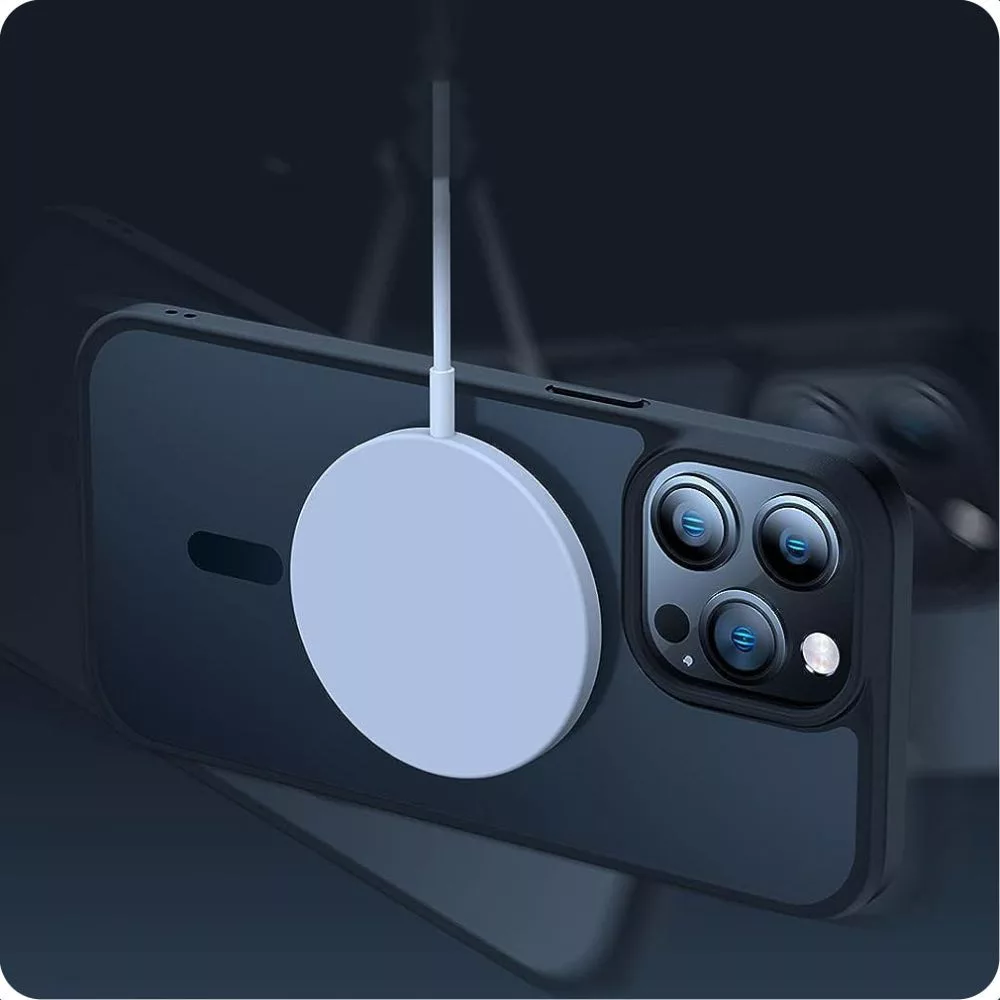 Egy fehér töltő tapad egy fekete iPhone hátuljához három kamerával.
