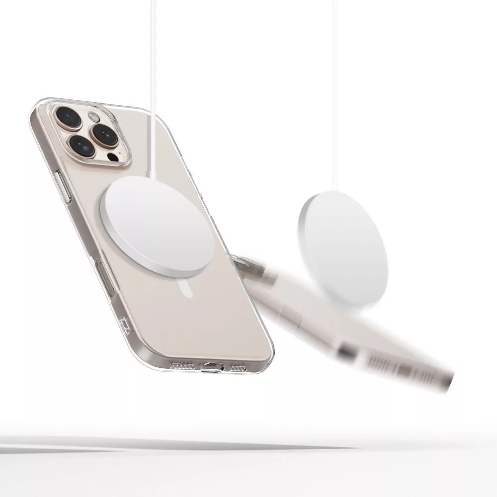 Átlátszó telefon MagSafe töltővel madzagokról lóg.