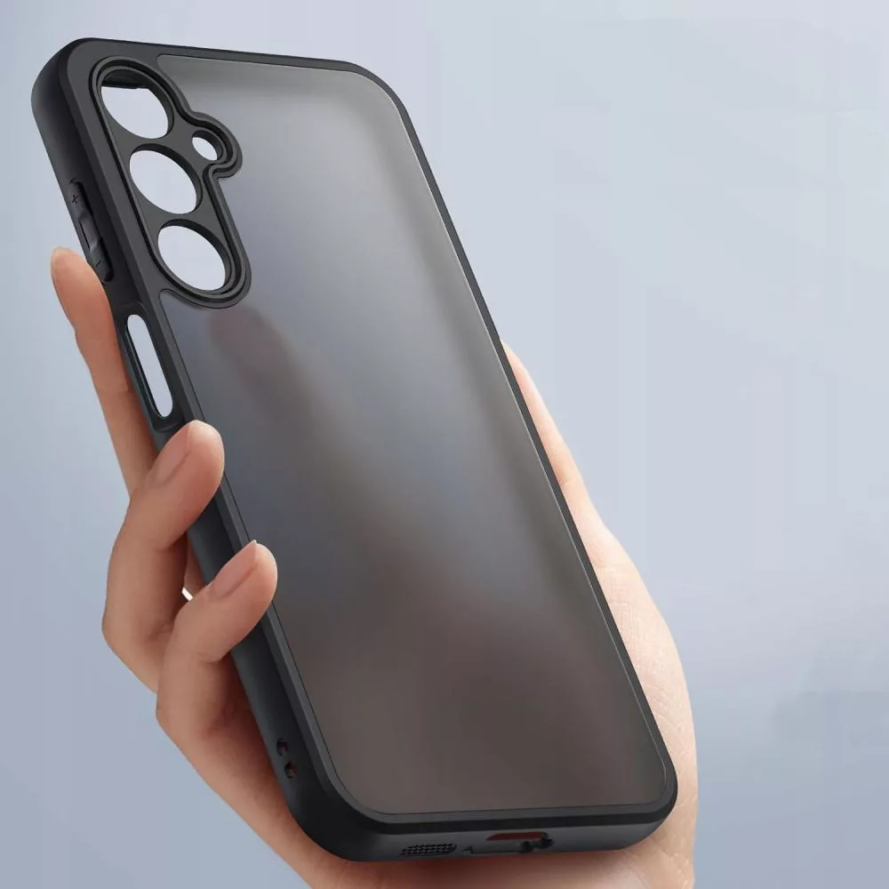 Egy kéz sötét, áttetsző telefontokot tart három kamerakivágással.