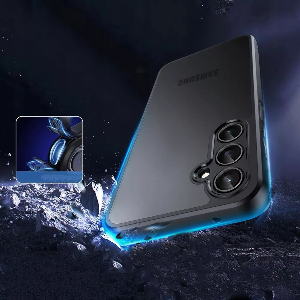 Fekete Samsung telefon három kamerával sziklás talajon, kék fényeffektekkel.