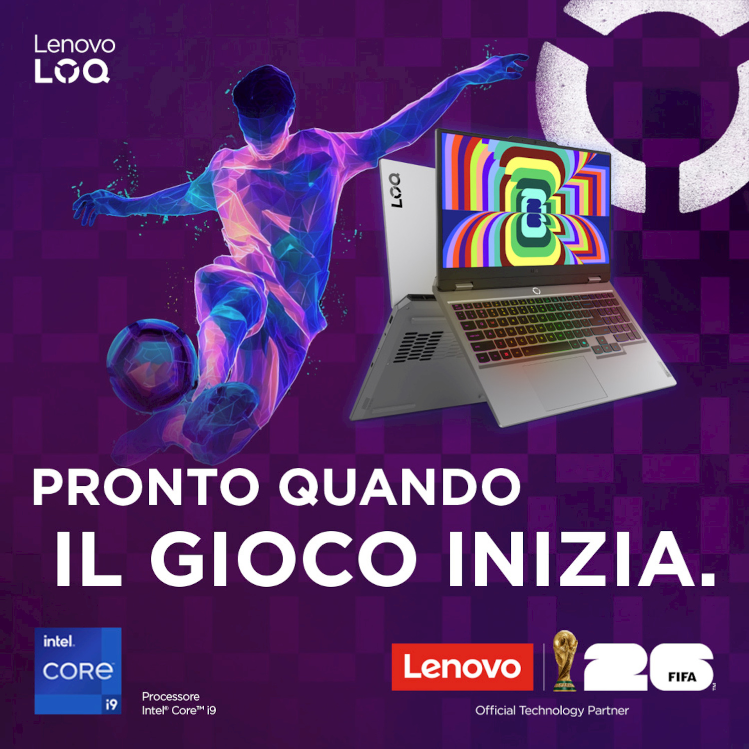 Un calciatore digitale calcia un pallone accanto a un laptop Lenovo LOQ con schermo colorato.