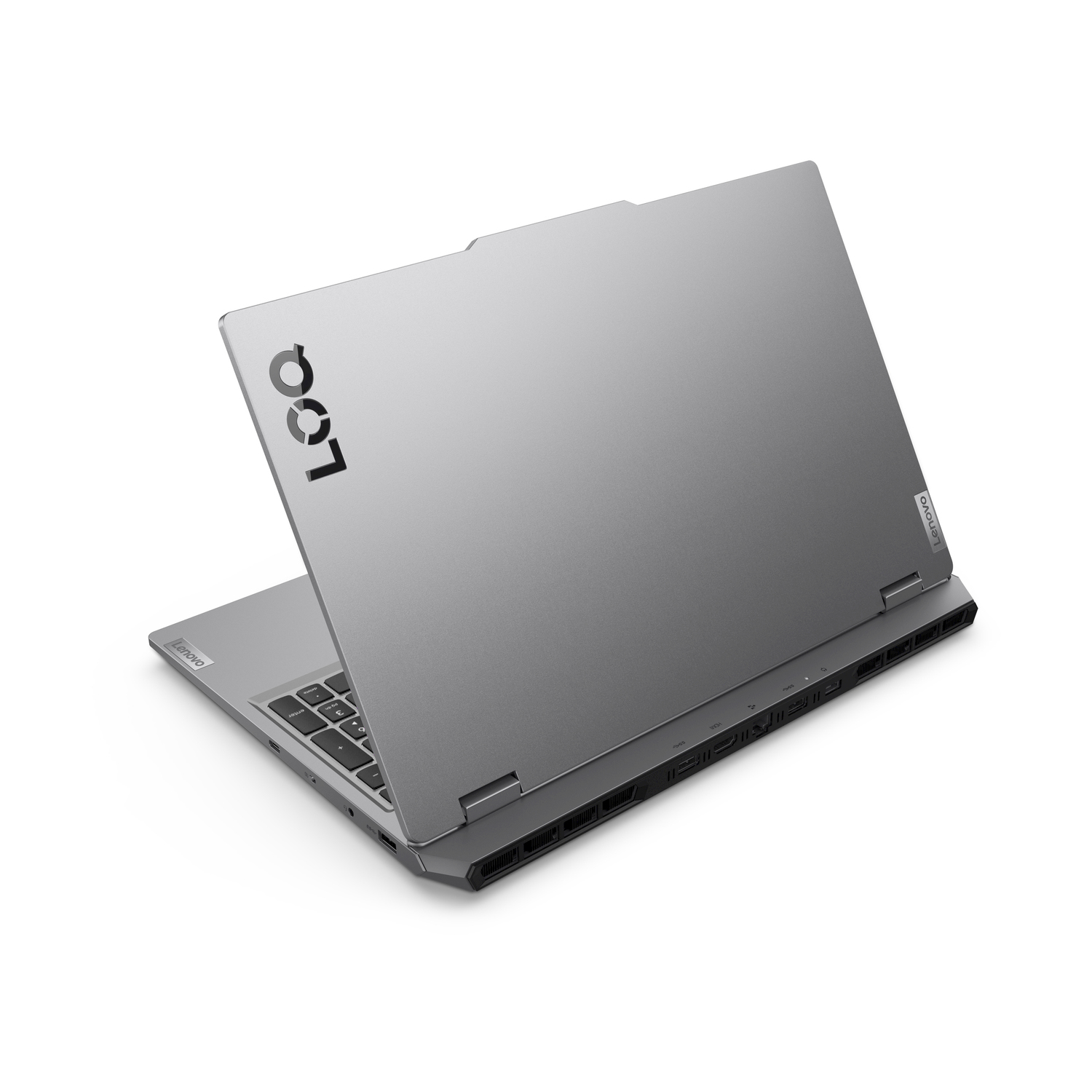 Un laptop argentato con il coperchio aperto, appoggiato su una superficie bianca.