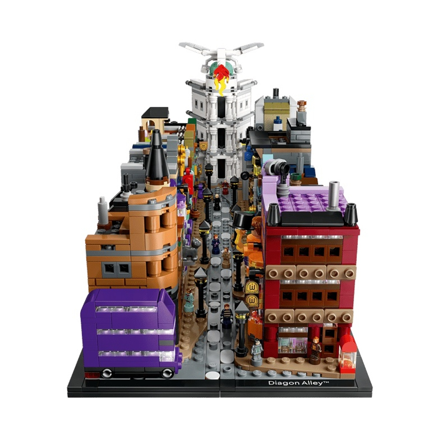 Set Lego Diagon Alley con bus viola, negozi e alto edificio bianco.
