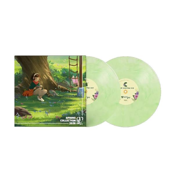 Eine junge Frau mit Kopfhörern liest unter einem Baum, daneben liegen Schallplatten.