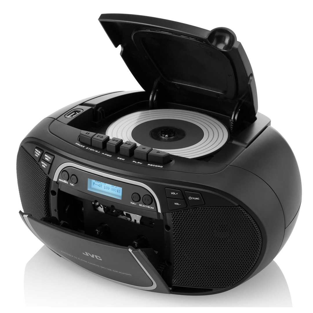 Egy fekete JVC boombox nyitott CD-tartóval és kazettás magnóval.
