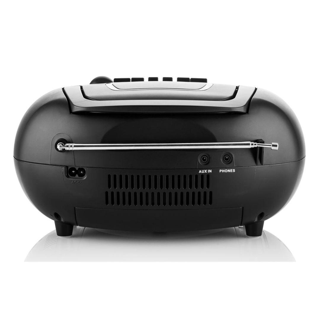 Fekete boombox hátulról, kihúzott antennával, AC bemenettel, Aux bemenettel és fejhallgató-csatlakozókkal.