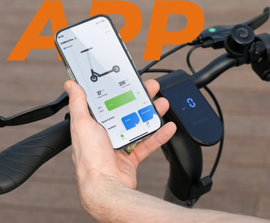 Ręka trzyma smartfon z aplikacją hulajnogi przed kierownicą i wyświetlaczem.