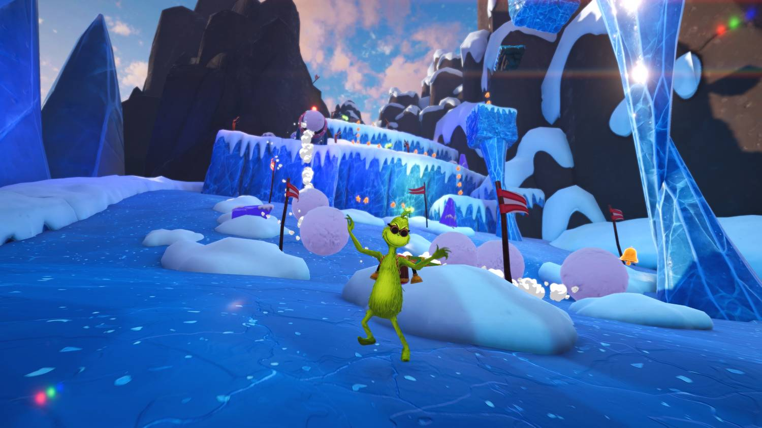 El Grinch lanza una bola de nieve en un paisaje nevado y helado con montañas.