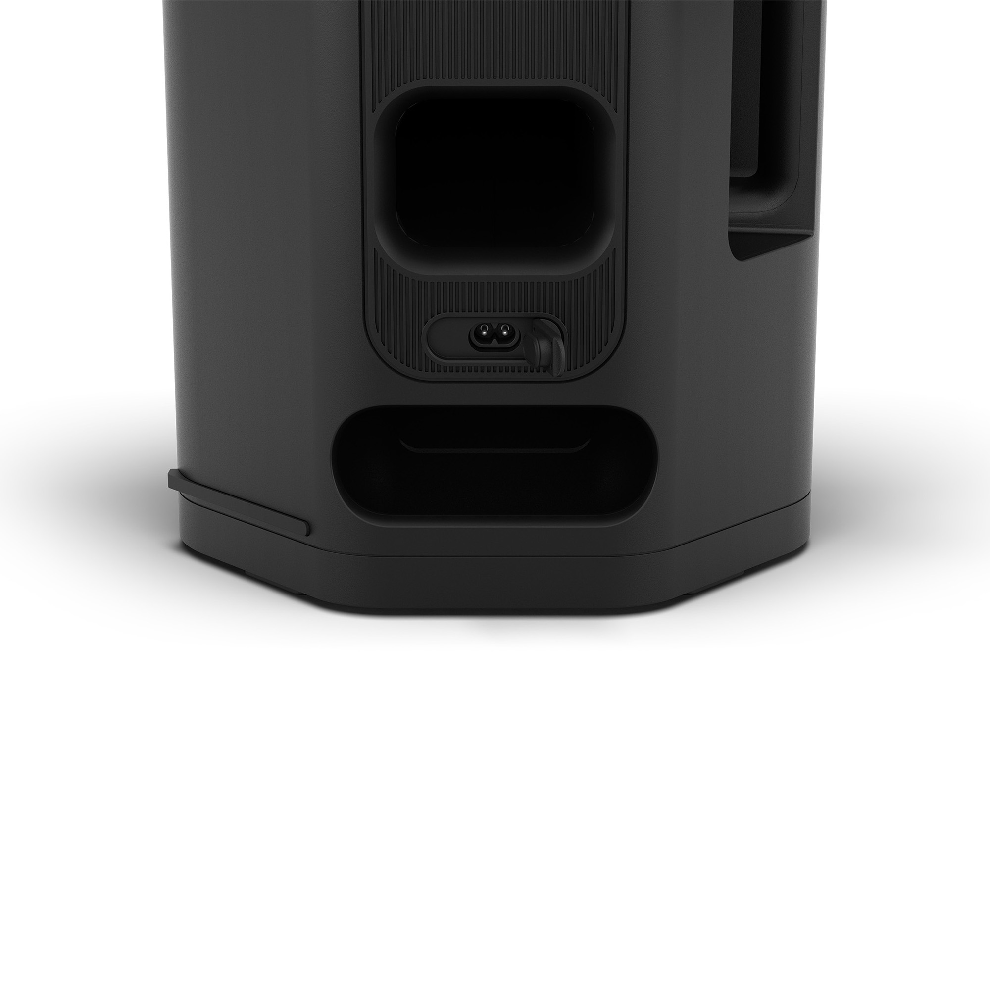 Parte trasera de un altavoz negro con puertos y hueco para asa.