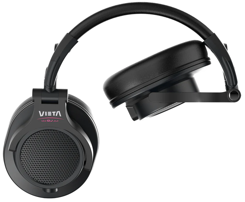 Auriculares negros con diadema acolchada y almohadillas, sobre fondo negro.