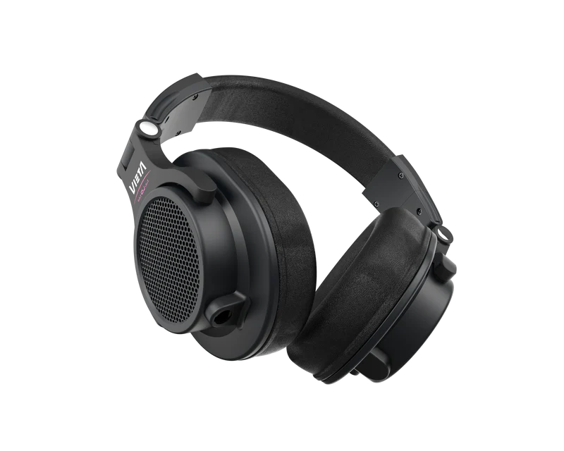 Unos auriculares negros con almohadillas acolchadas y detalle de malla en el auricular izquierdo.