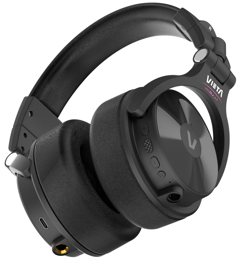 Auriculares negros con almohadillas acolchadas, correa y botones de control.
