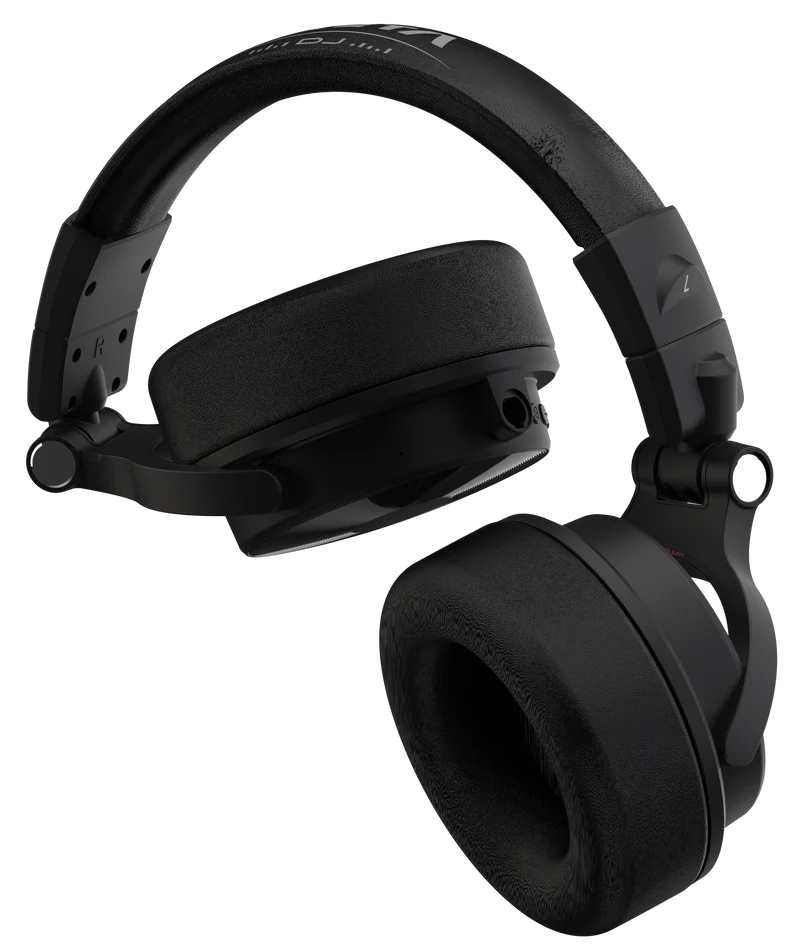 Auriculares negros con diadema acolchada y orejeras sobre fondo negro.