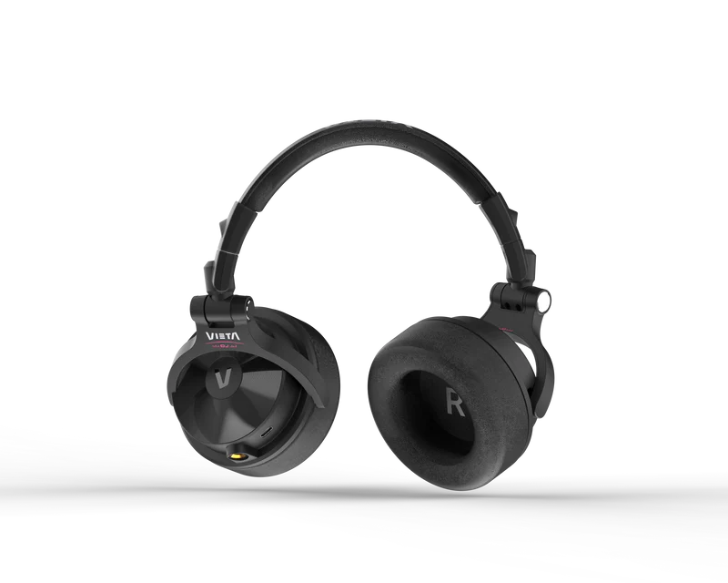 Auriculares negros con almohadillas acolchadas y diadema ajustable, sobre fondo negro.