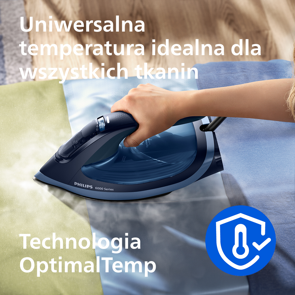 Dłoń używa niebieskiego żelazka Philips na kilku kawałkach materiału.