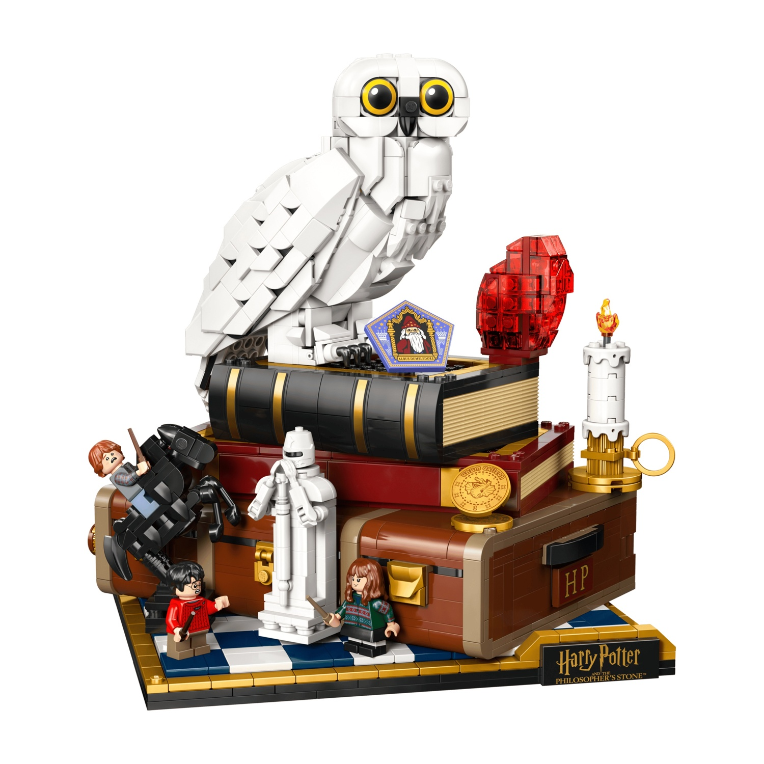Set LEGO Harry Potter con Edvige, libri, figure, forzieri e una candela.