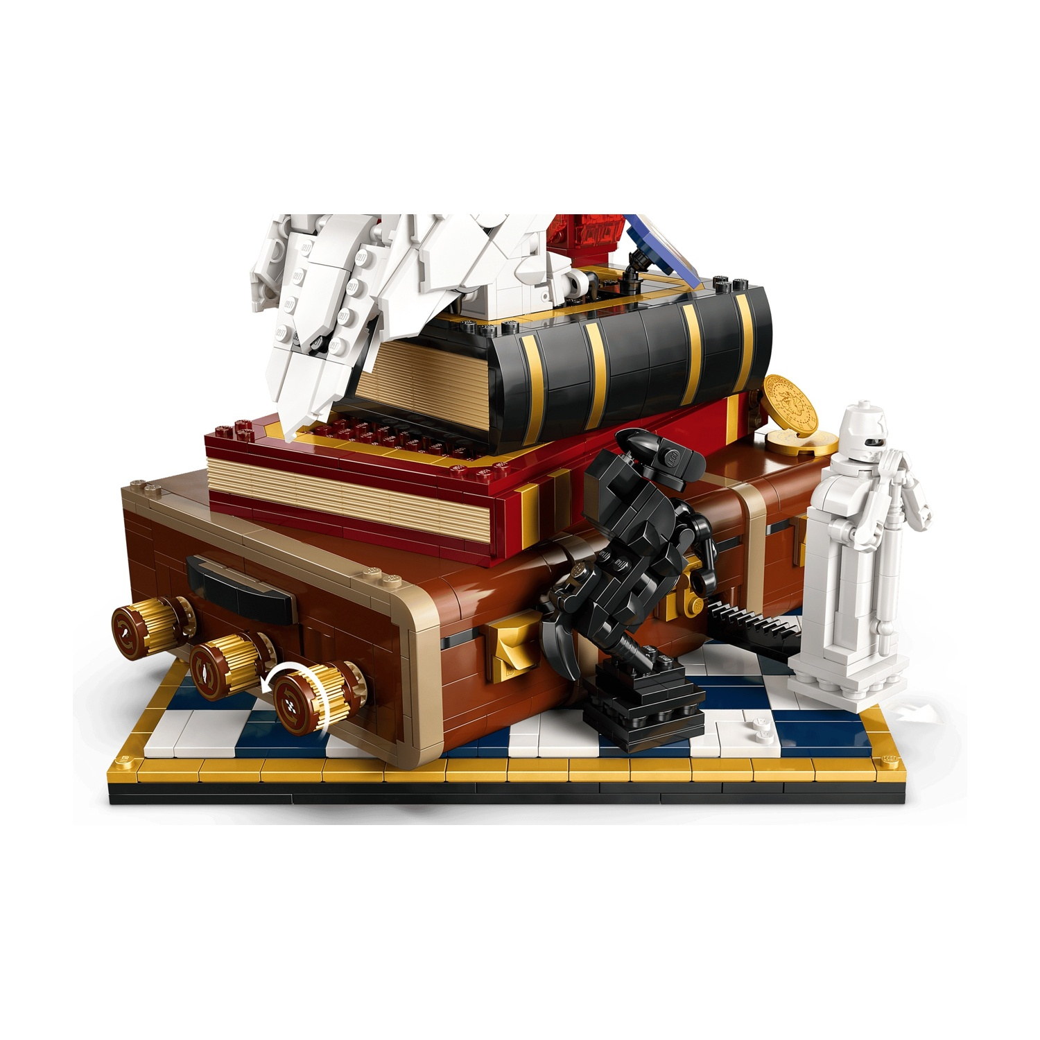 Modello Lego di uno scrigno del tesoro con libri, uccello bianco, figure nere e statua su base a scacchi.