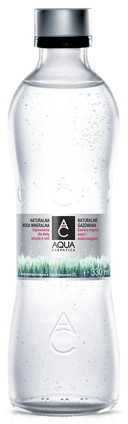 Przezroczysta butelka z wodą mineralną Aqua Carpatica i bąbelkami.
