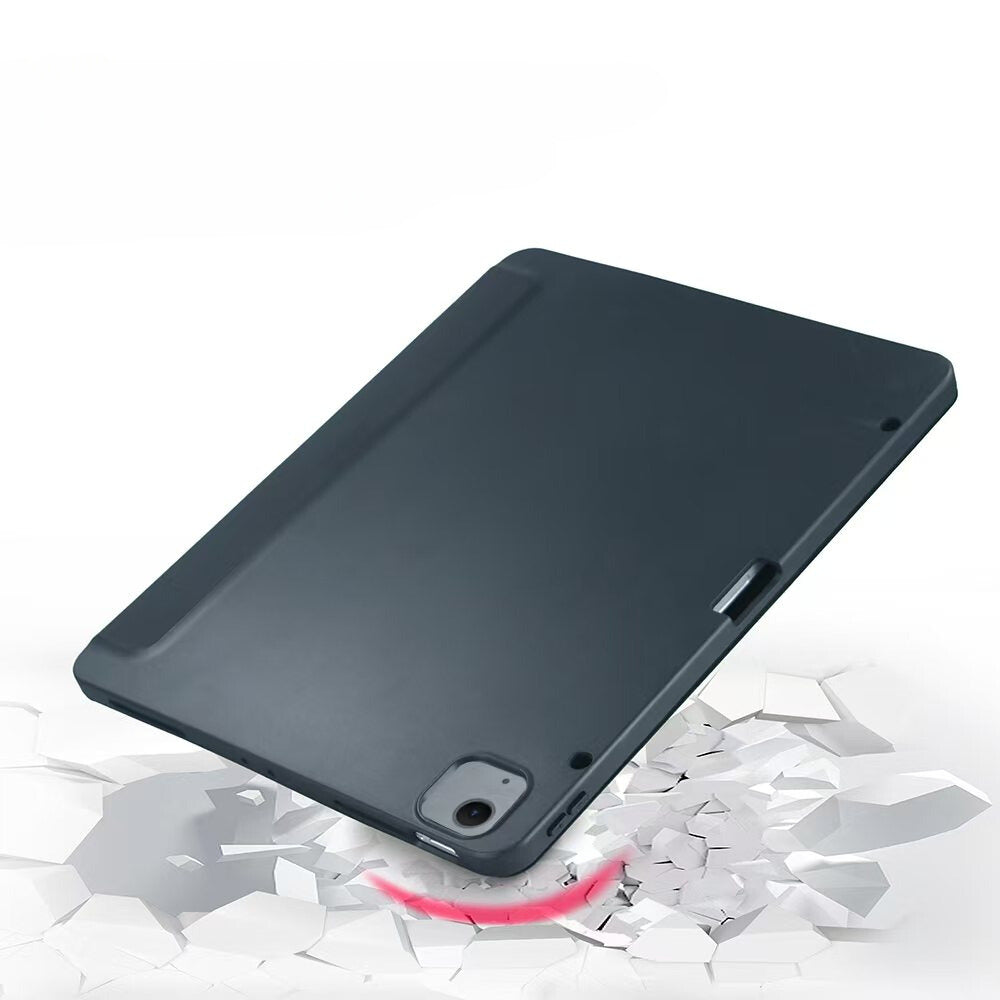 Dunkelgraues Tablet-Cover auf zersplittertem Boden, das eine Sturzsicherheit zeigt.