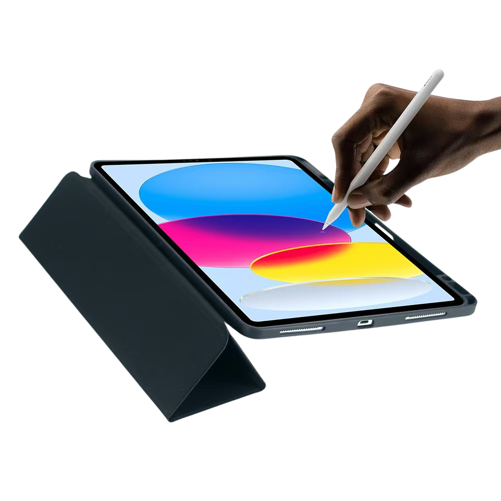 Eine Hand mit einem Stift berührt ein iPad Pro mit dunkelblauer Hülle.