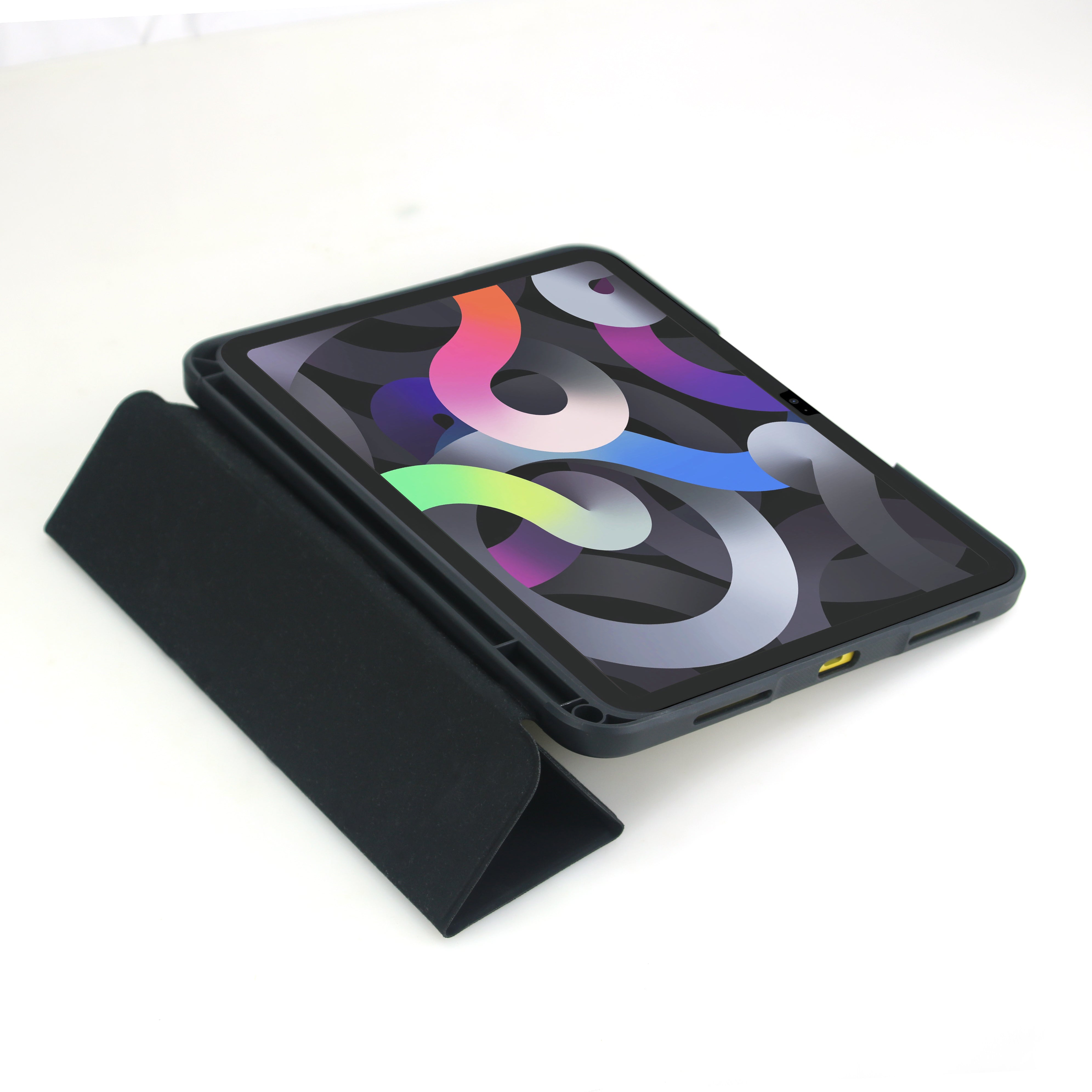 Ein schwarzes Tablet mit einer Schutzhülle, das auf einem weißen Hintergrund liegt.