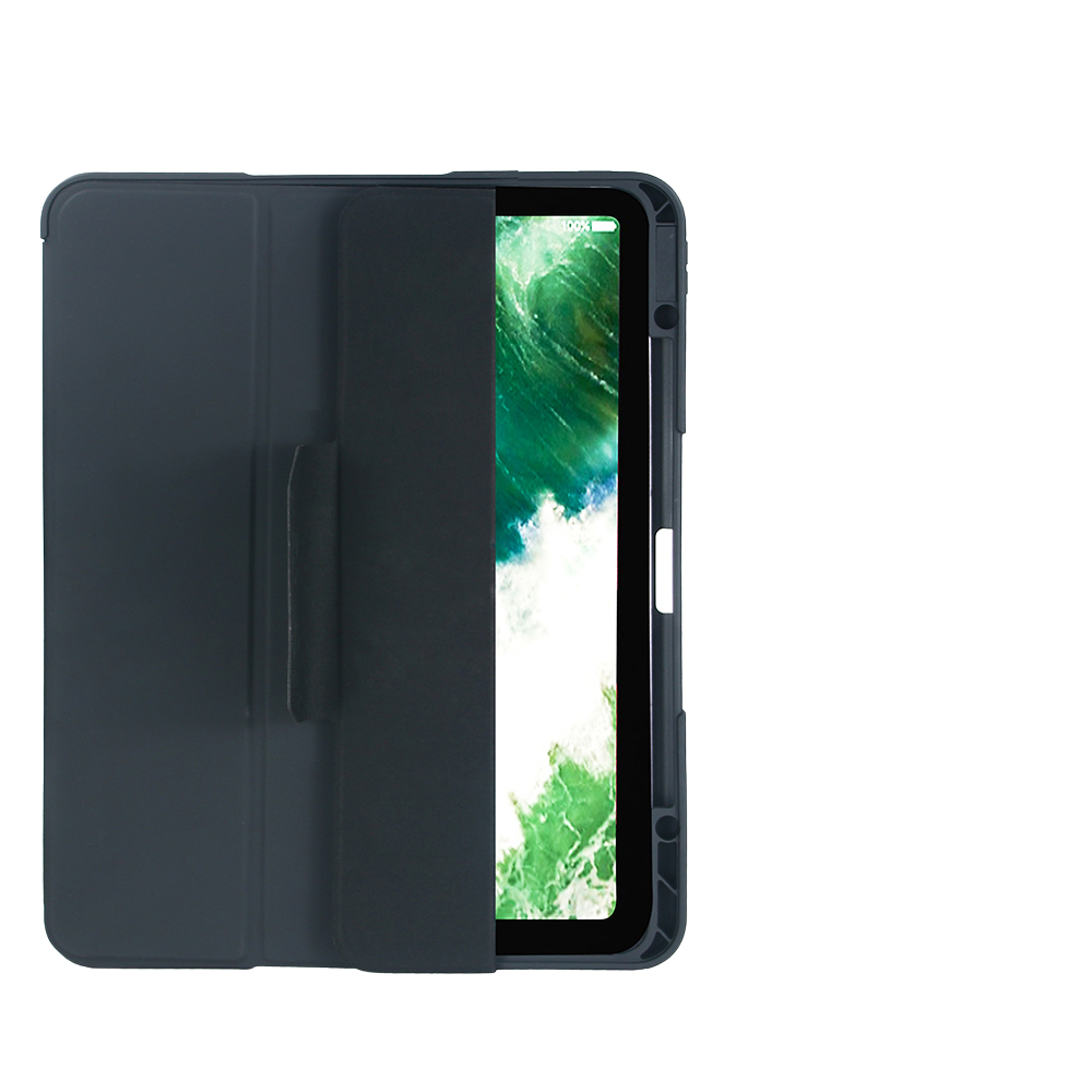 Ein dunkles Tablet mit Hülle und vier Stiften daneben. Ein Stift wird gehalten.