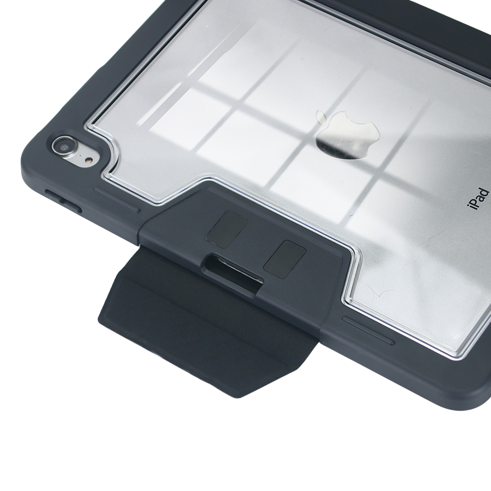 Ein graues iPad-Case mit durchsichtiger Rückseite und ausklappbarem Ständer.