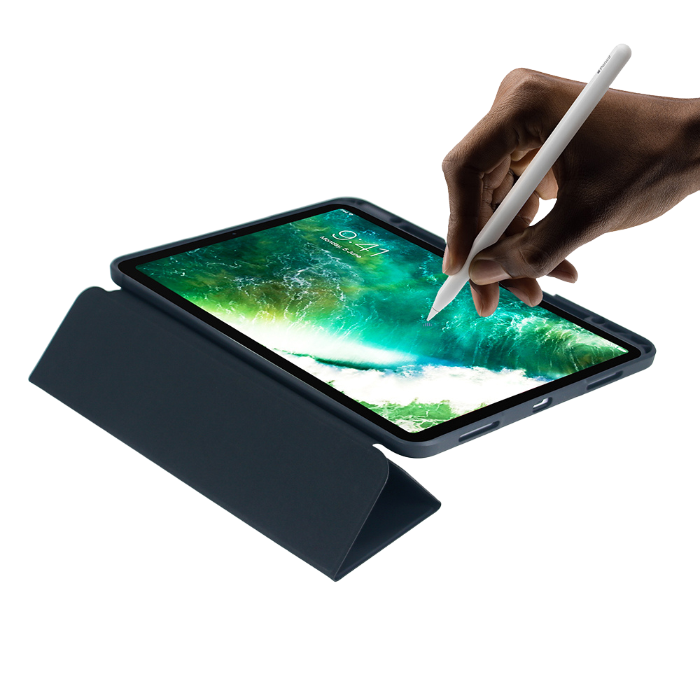 Eine Hand hält einen Stift über einem geöffneten Tablet mit einer blauen Hülle.